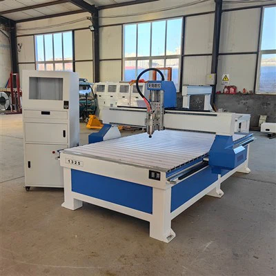 1325 Graviermaschine zur Herstellung von Holztüren